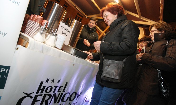 SVAŘENÉ VÍNO Z HOTELU ČERNIGOV V HRADCI KRÁLOVÉ ZAHŘÁLO NÁVŠTEVNÍKY AKCE ČESKO ZPÍVÁ K