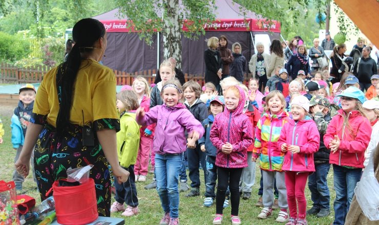 Děti oslavily svůj den s Clarionem jídlem, pitím a Kabaretem smíchu